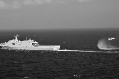 11日，抵達(dá)馬航飛機(jī)失聯(lián)海區(qū)的海軍井岡山艦與艦載直升機(jī)協(xié)同展開立體搜救行動。新華社發(fā)