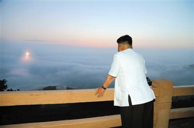 　朝鮮最高領(lǐng)導(dǎo)人金正恩正在觀看導(dǎo)彈發(fā)射。
