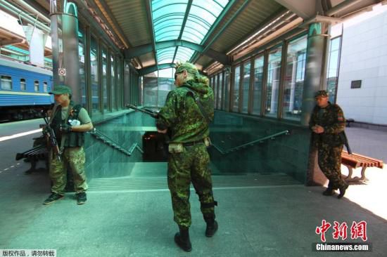 烏克蘭政府軍和民間武裝在頓涅茨克機(jī)場(chǎng)火車站附近發(fā)生激烈交火,火車站附近街道受到炮彈猛烈襲擊。