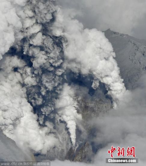 日本中部御岳山發(fā)生噴發(fā)，或已造成數(shù)人受傷。這座日本第二高的火山噴出高達3公里的火山灰。