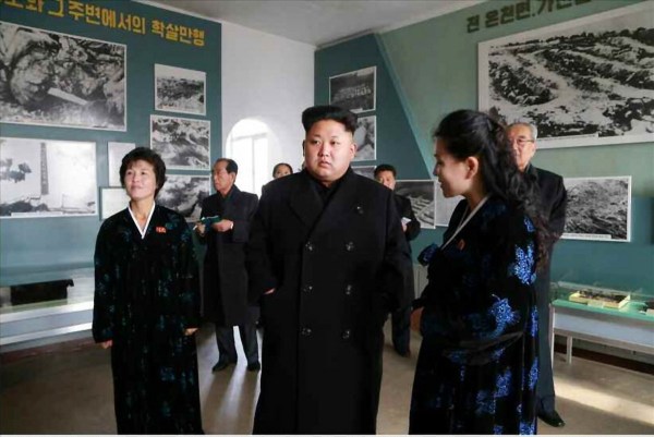 當(dāng)?shù)貢r(shí)間2014年11月25日，據(jù)朝鮮《勞動(dòng)新聞》報(bào)道，朝鮮領(lǐng)導(dǎo)人金正恩和妹妹金與正一起視察朝鮮反美