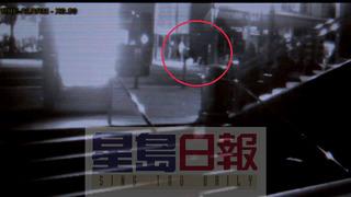 視頻拍到一名兇徒不斷踢打林泰紅圈內(nèi)。美國(guó)《星島日?qǐng)?bào)》