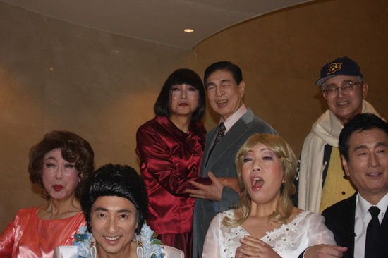 日本前首相鳩山由紀(jì)夫（后排左一）女性扮相演出音樂(lè)?。ňW(wǎng)頁(yè)截圖）