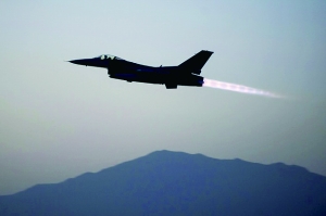 美國(guó)軍方19日證實(shí)，一架美軍F-16戰(zhàn)斗機(jī)上周在阿富汗東部遭到地面火力攻擊，受損嚴(yán)重，不得不拋掉兩個(gè)油箱以及多件武器彈藥才勉強(qiáng)返航。事發(fā)區(qū)域主要受塔利班控制。過(guò)去，塔利班武裝組織曾經(jīng)數(shù)次使用小型火力擊落美軍直升機(jī)，但從未擊中能在高空超音速飛行的F-16戰(zhàn)斗機(jī)。