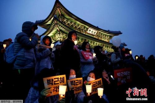 韓國民眾要求樸槿惠下臺的燭光集會現(xiàn)場。
