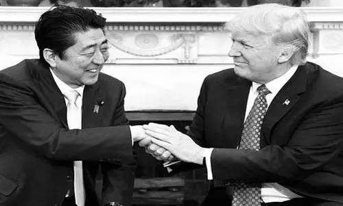 本來(lái)來(lái)訪者還應(yīng)包括墨西哥總統(tǒng)培尼亞·涅托的。但特朗普簽署行政令稱(chēng)要在美國(guó)和墨西哥之間建墻，還要向墨西哥出口到美國(guó)的商品加征20%關(guān)稅的行為惹怒了墨西哥人。