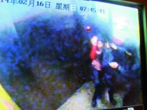 男子尾隨侯某進入電梯。