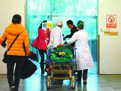 受傷女孩做完手術(shù)被送往重癥監(jiān)護(hù)室。記者楊濤 攝