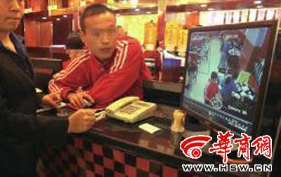 昨日，李女士展示從火鍋店抱回的火鍋，內(nèi)有濕巾