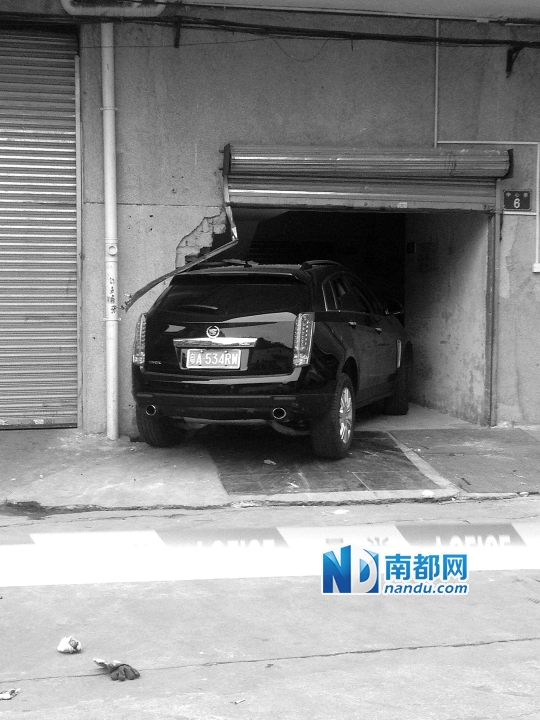 　昨日，凱迪拉克撞人后停在一倉庫門口，車后有一攤血跡。 南都記者陳杰生攝