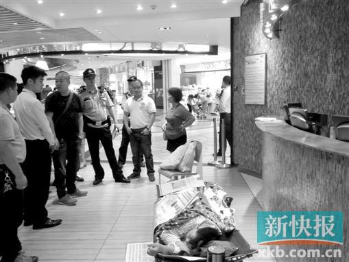 昨日，劉姐的行為引來眾人圍觀，警方再次到場進行調(diào)解。