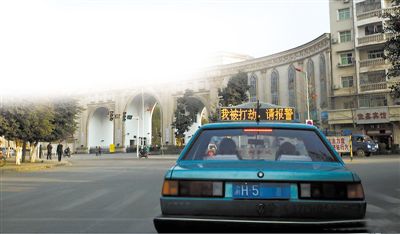 前天傍晚，石柱縣城內(nèi)，譚師傅開著“我被打劫，請(qǐng)報(bào)警”的出租車載客，市民看到后紛紛報(bào)警。網(wǎng)絡(luò)截圖