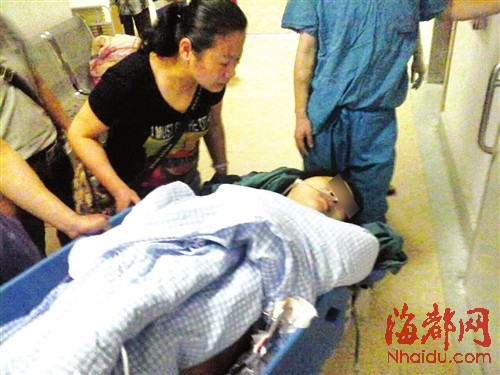 鄭老師被刺傷后，被急送至市二醫(yī)院治療