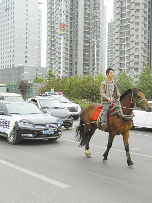 　馬拉汽車引人關注。