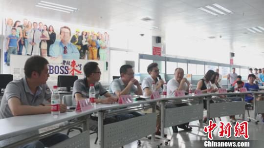 　招聘會現(xiàn)場，用人單位老板一字排開，與求職者面對面交流　李超慶　攝