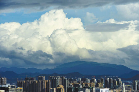 昨天，寧波出現(xiàn)了藍(lán)天白云的天氣，能見(jiàn)度非常好。記者徐佳偉攝