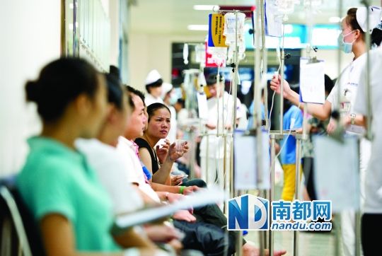 醫(yī)院走道坐滿(mǎn)了打吊針的員工。