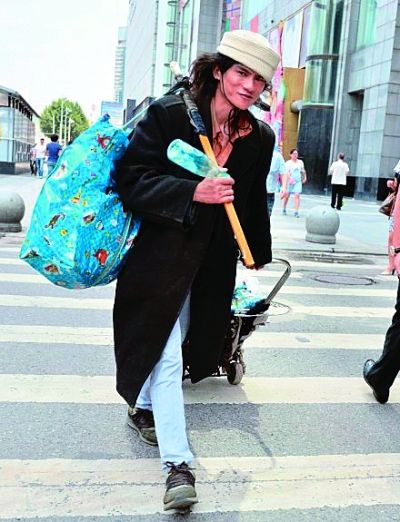 在武廣附近拍攝到的拾荒男。