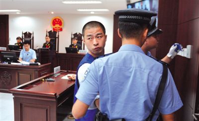 宣判后，馬凱被帶出法庭時，沖著旁聽席上的姐姐喊道：“照顧好媽”。