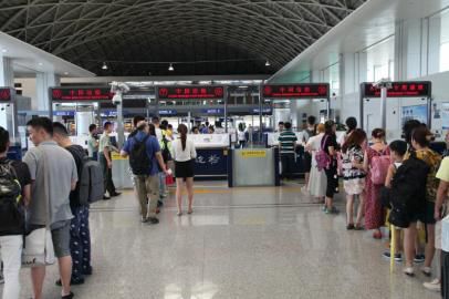 成都市民排隊(duì)準(zhǔn)備出境。