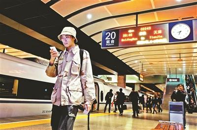 家住天津，在北京工作，呂先生每天乘坐京津城際列車上下班