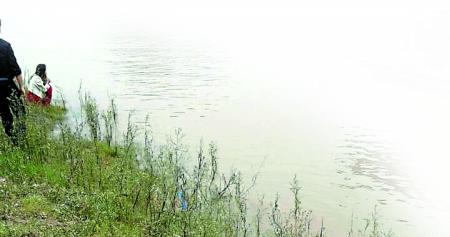 涉事男子和前女友,呆滯地望著滾滾江水。 田女士供圖