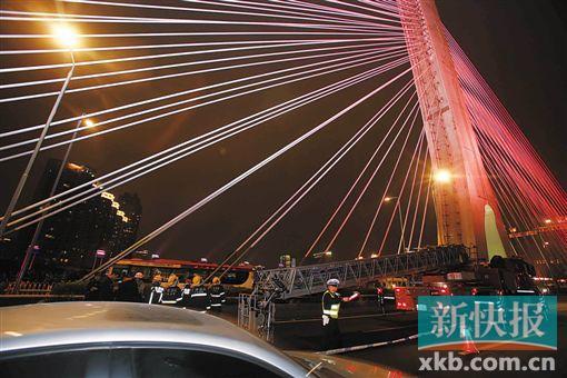 昨日深夜，橋上東側(cè)空出兩條車道用來救援。
