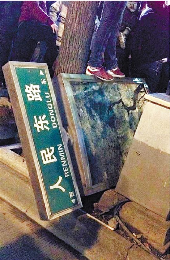 路牌都踩翻，還有人上了樹，城管不出手，也確實(shí)不大合適。