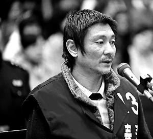 庭審時(shí)，鄭東稱自己想隨女兒一起去，請(qǐng)求法院判他死刑立即執(zhí)行