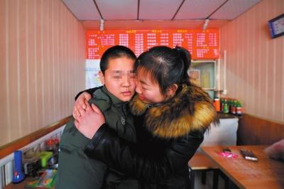 何女士找到了兒子小新后，把兒子緊緊抱在懷里。京華時報記者趙思衡攝