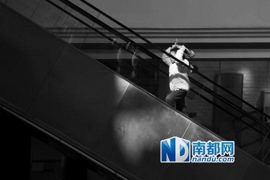 12月12日上午，正佳廣場(chǎng)內(nèi)，任淘淘在扶梯上奔跑玩耍。