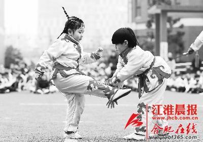 兩名小朋友在進行武術對打表演。