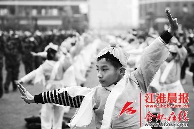 學生們在進行集體武術操展示。