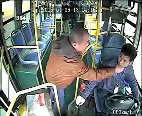 車載監(jiān)控視頻顯示，806路公交車司機(jī)袁宋林在車輛行駛中拒絕一乘車男子提出停車的要求后，遭到該男子的反復(fù)毆打。視頻截圖