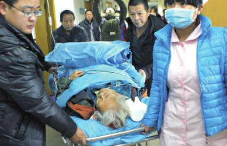 排隊領(lǐng)免費白菜，86歲老太摔倒顱內(nèi)出血。