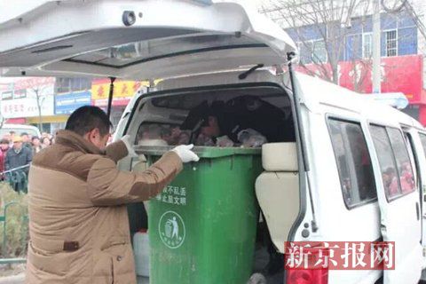 亳州路邊垃圾桶內(nèi)驚現(xiàn)碎尸。網(wǎng)友供圖