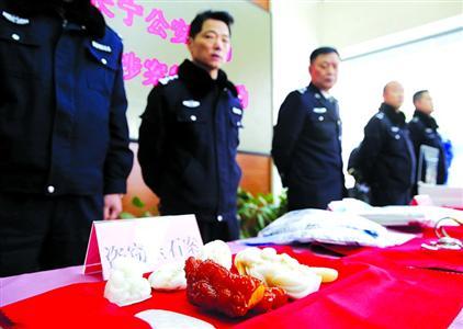 昨天，上海市公安局長(zhǎng)寧分局向管轄區(qū)內(nèi)市民發(fā)放被盜物品。