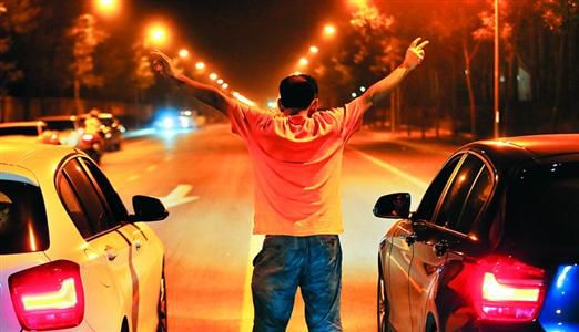 2013年8月25日凌晨，北京，在東壩大街路口進(jìn)行的一場(chǎng)飆車。