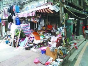 工作人員清理前，阿姨家周圍垃圾如山。