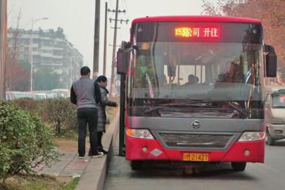 1月6日下午，資陽一輛15路公交車停靠在當(dāng)時事發(fā)車站。