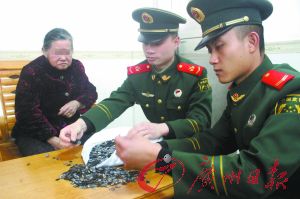 手機(jī)內(nèi)存卡因體積小、價(jià)值高，成為水客走私的“新寵”。圖為邊防官兵正在清點(diǎn)走私物品。