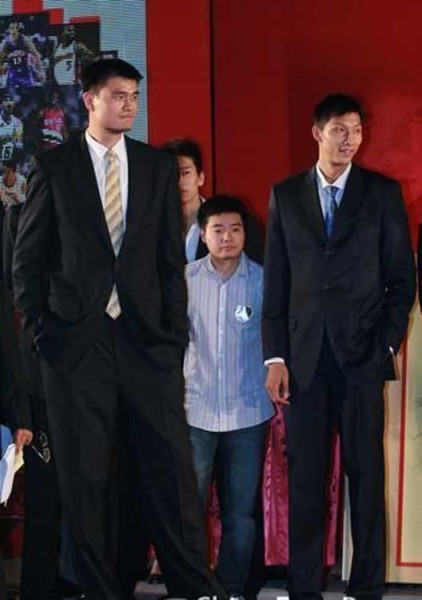 鄧超夫婦以及于嘉、林書豪，放在人群里都是不錯的身高，顯然，他們選錯了參照物。
