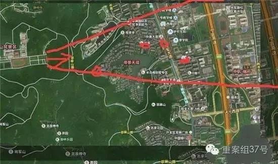 射擊場子彈射出方向（紅箭頭）有多個居民小區(qū) 。 圖片來源：交匯點新聞