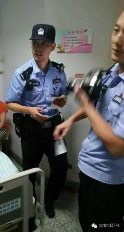 民警到醫(yī)院對秦女士體內(nèi)子彈取證調(diào)查。 受訪者供圖
