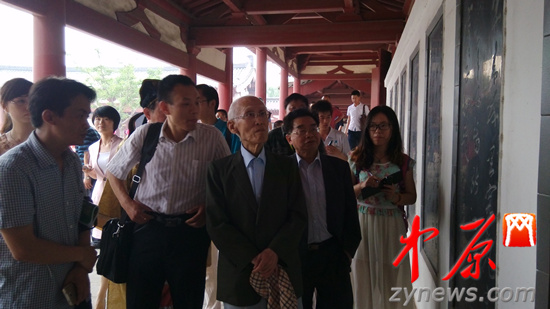余光中、汪國真做客杜甫故里 共話詩圣家國情懷