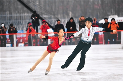 12月18日,五棵松冰世界體育樂園正式開門迎客,圖為花樣滑冰運(yùn)動(dòng)員進(jìn)行表演。