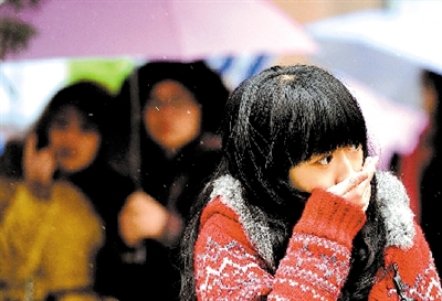 大學路附近，一位美女冷得縮起脖子。 晚報記者 馬健 圖