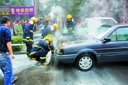 消防人員正為自燃的汽車(chē)滅火