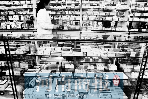 　鄭州不少藥店，也會(huì)把價(jià)格低的藥品放下層，價(jià)格高的放在醒目位置