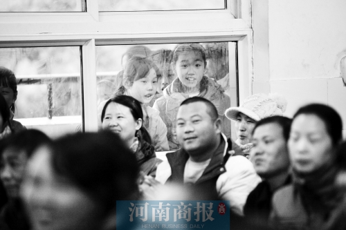 家長課堂上，孩子們趴在窗戶上圍觀